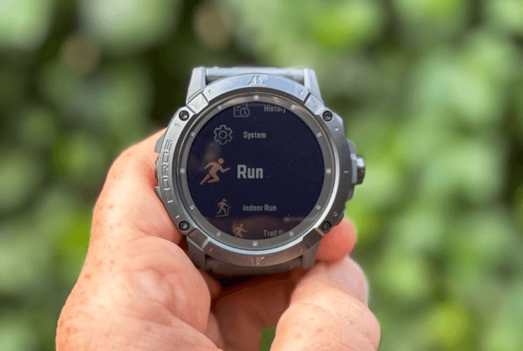 Vertix 2S แสดงโหมดกิจกรรมต่าง ๆ เช่น วิ่ง ปั่นจักรยาน ว่ายน้ำ และการออกกำลังกาย เน้นฟีเจอร์ติดตามสุขภาพและฟิตเนส