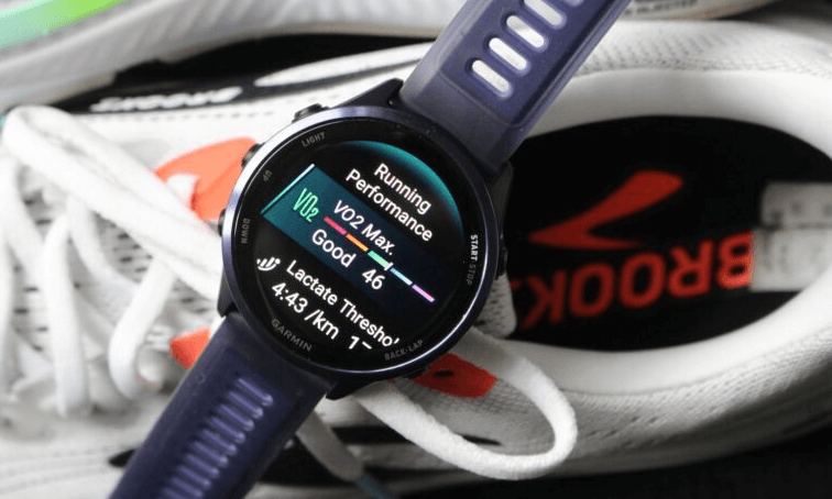 Garmin Forerunner 570 แสดงข้อมูลการวิ่งขั้นสูง เช่น ความเร็ว ก้าวต่อชั่วโมง และข้อมูลวิเคราะห์สมรรถนะสำหรับนักวิ่ง