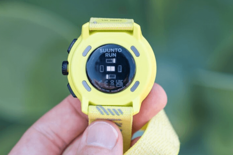 ตัวเรือนด้านหลังออกแบบทนทาน พร้อมเซ็นเซอร์ตรวจวัดสุขภาพครบครัน