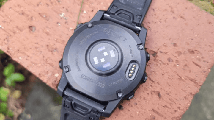 ด้านหลัง Fenix 7 พร้อมเซ็นเซอร์วัดอัตราการเต้นหัวใจและการติดตั้งที่แข็งแรง