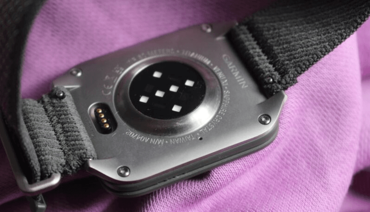 ฝาหลังทำจากวัสดุทนทาน เพิ่มความแข็งแรงและรองรับการใช้งานทุกวัน