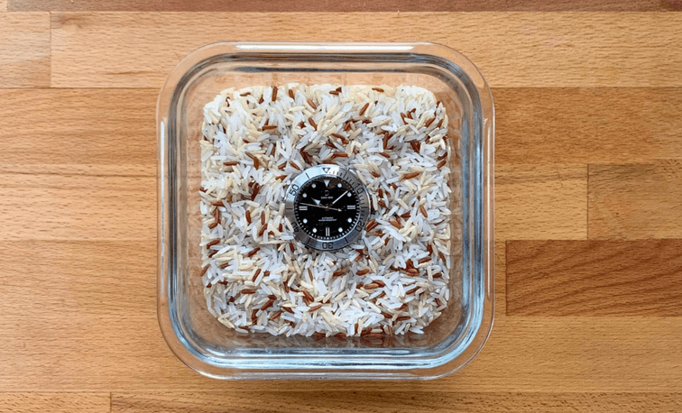 นาฬิกาวางในกล่องข้าวเพื่อไล่ความชื้น วิธีทำเองที่บ้านเพื่อป้องกันความเสียหายจากน้ำ