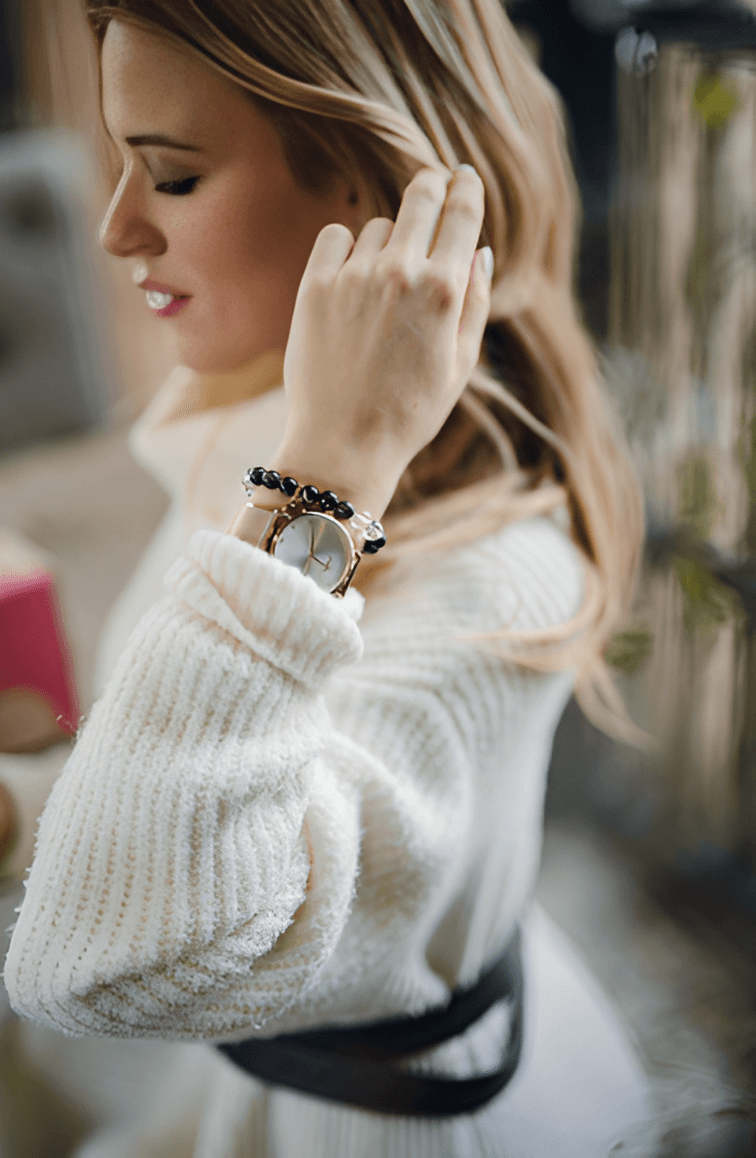 ผู้หญิงมีสไตล์ใส่นาฬิกาและเครื่องประดับข้อมือเข้าชุด ดูหรูหราและมีรสนิยม