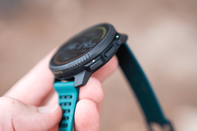 ตัวเรือนทำจากไทเทเนียมคุณภาพสูง พร้อมกระจก Sapphire แข็งแรง โชว์ดีไซน์ทนทานและสไตล์สำหรับการผจญภัยกลางแจ้ง