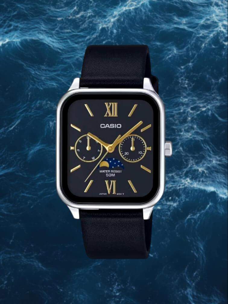 นาฬิกาสำหรับผู้ชายจาก Casio ตัวเรือนสีเงินทรงสี่เหลี่ยม สายสีดำ หน้าปัดสีดำพร้อมเข็มทองและโครโนกราฟ ดูเรียบหรูแต่ยังคงความเป็นชาย