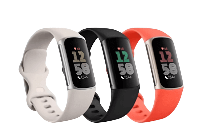 รุ่น Fitbit สามสี ได้แก่ สีขาว สีดำ และสีส้มคอรัล วางเรียงกันเพื่อโชว์ดีไซน์และตัวเลือกสีที่โดดเด่น