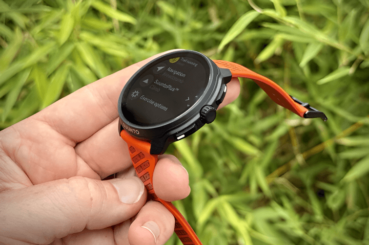 หน้าจอมองเห็นชัดเจนแม้กลางแดด จอ AMOLED ความละเอียดสูง เหมาะสำหรับการวิ่งกลางแจ้งและกิจกรรมเทรล