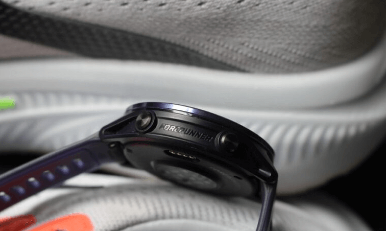 ตัวเรือนแข็งแรง มาพร้อมขอบตัวเรือนไทเทเนียม ดีไซน์โฉบเฉี่ยว เหมาะสำหรับการกีฬาและการใช้งานประจำวัน