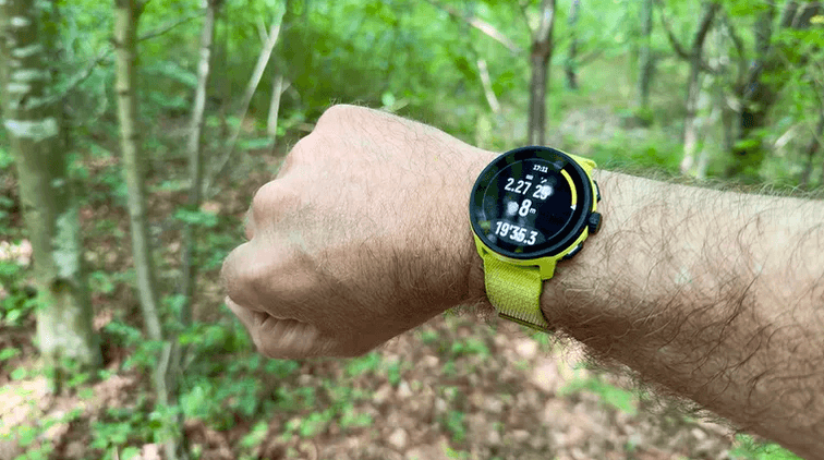 หน้าจอความคมชัดสูง อ่านง่ายในทุกสภาพแสง เหมาะสำหรับการวิ่งและกิจกรรมกลางแจ้ง