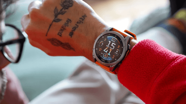 Fenix 8 สมาร์ทวอทช์บนข้อมือ แสดงฟีเจอร์การติดตามสุขภาพและการออกกำลังกาย สำหรับผู้ที่รักการผจญภัยและกิจกรรมกลางแจ้ง