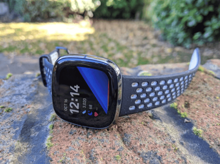 การออกแบบ Fitbit Sense สมาร์ตวอทช์ที่มีดีไซน์ทันสมัยและฟีเจอร์เพื่อสุขภาพ