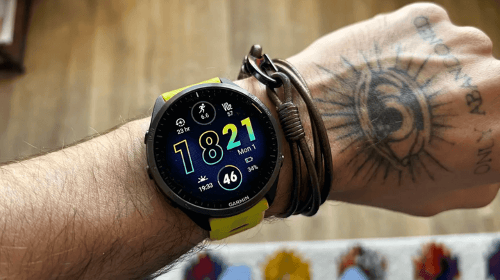 หน้าจอ AMOLED คมชัดของ Forerunner 965 ที่แสดงข้อมูลบนข้อมือ