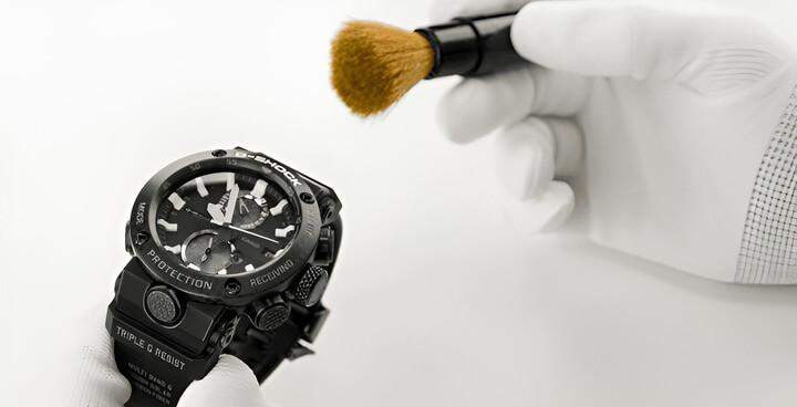 การปัดฝุ่นนาฬิกา G-Shock ด้วยแปรงเพื่อลบคราบสกปรกและสิ่งสกปรกออก เพื่อรักษาความทนทานและประสิทธิภาพสูงสุด