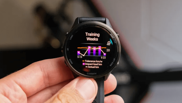 Forerunner 970 แสดงแผนการฝึกซ้อม Garmin Coach บนตัวเรือนและหน้าจอ เพื่อแนะนำการวิ่งแบบส่วนบุคคล