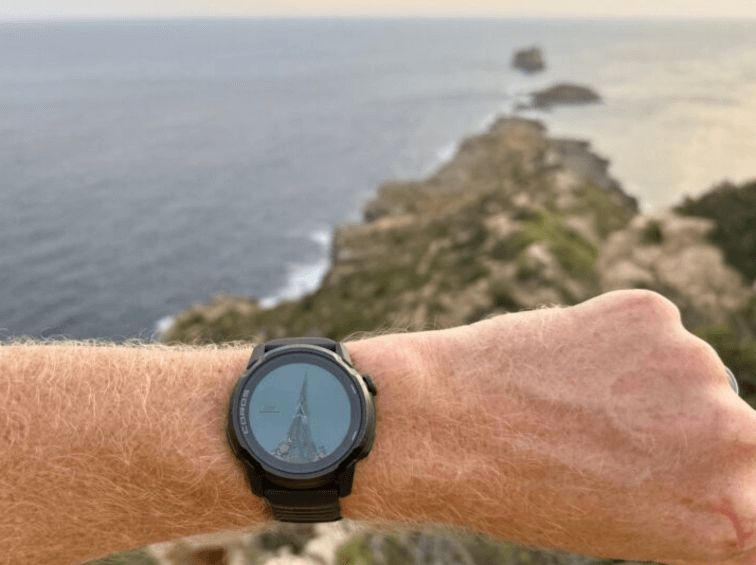 ฟีเจอร์ GPS ให้การติดตามตำแหน่งแม่นยำสำหรับการวิ่งเส้นทาง ปีนเขา และกิจกรรมกลางแจ้ง