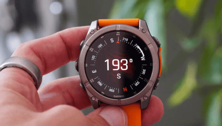 ฟีเจอร์ GPS สมาร์ทวอทช์ แสดงทิศทางและเส้นทางสำหรับการนำทางในการผจญภัยกลางแจ้ง"