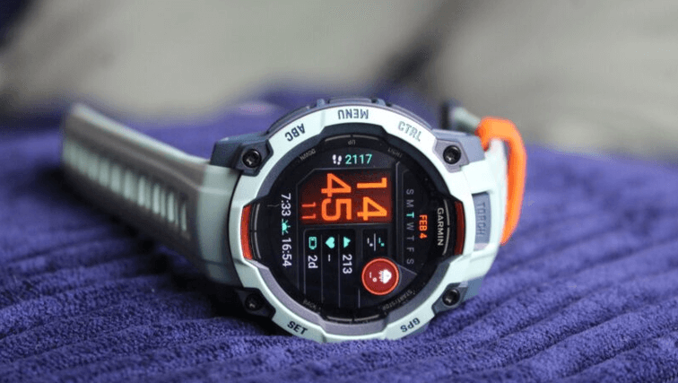 Instinct 3 ติดตามสุขภาพตลอด 24 ชั่วโมง เช่น อัตราการเต้นของหัวใจ การนอนหลับ และระดับออกซิเจนในเลือด