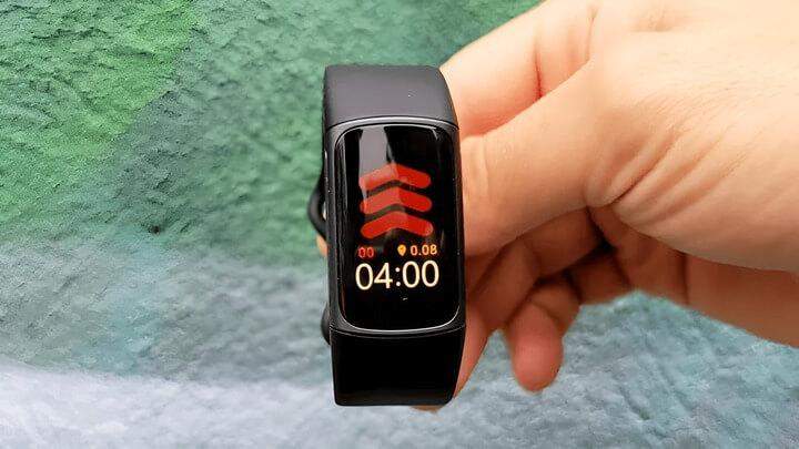 Charge 5 แสดงการติดตามอัตราการเต้นของหัวใจแบบต่อเนื่อง ช่วยให้คุณตรวจสอบสุขภาพหัวใจได้ตลอดเวลา