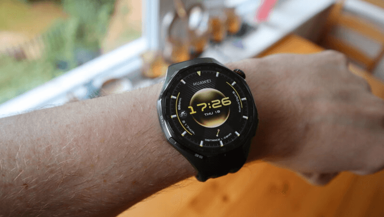 หน้าจอ Huawei Watch GT6 Pro แสดงเวลาอย่างชัดเจน ด้วยดีไซน์หน้าปัดสวยงามและอ่านง่าย