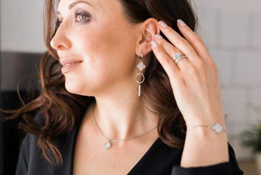 จะผสมนาฬิกาเข้ากับเครื่องประดับสไตล์กลามัวร์อย่างไร?