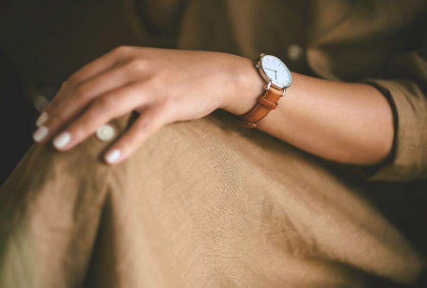 นาฬิกาสีโทนสีน้ำตาลทองและเขียว