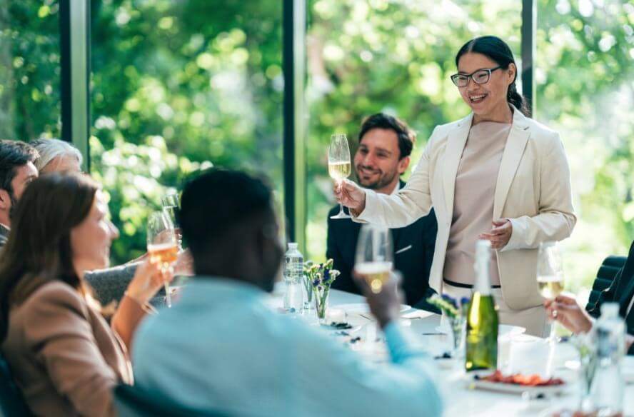 ควรเลือกนาฬิกาแบบไหนให้เหมาะกับสไตล์การแต่งตัวในงานเลี้ยงของบริษัท?