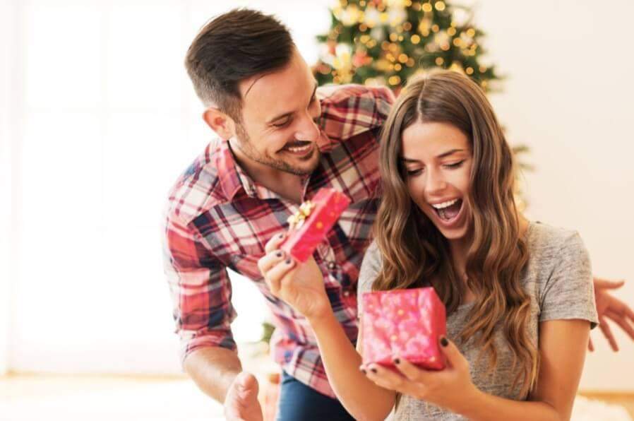 ใครที่ควรซื้อของขวัญเป็นนาฬิกาใส่ใต้ต้นคริสต์มาส?