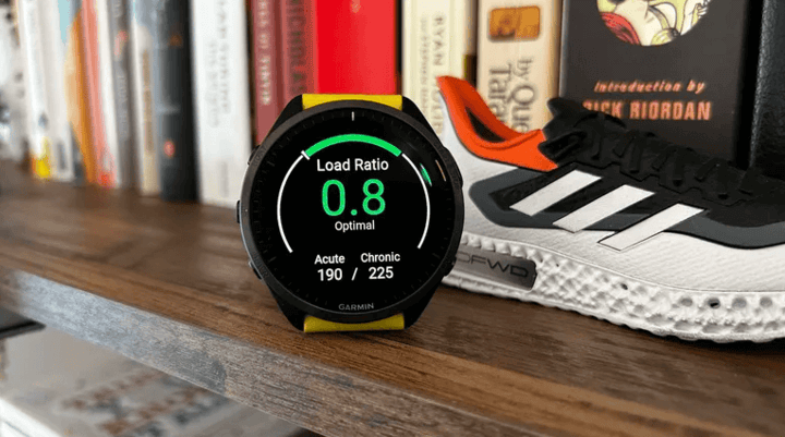 หน้าจอแสดงอัตราส่วนภาระการฝึกซ้อมบน Forerunner 965 ที่แสดงข้อมูลการฝึกซ้อมและการฟื้นฟู