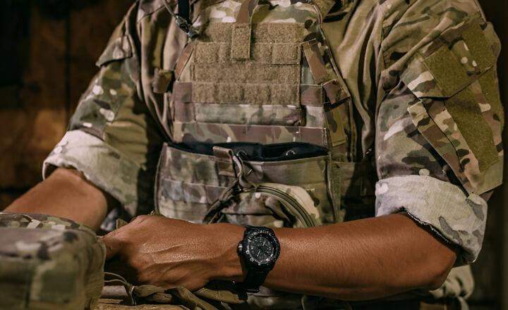 ทหารสวมใส่ Luminox 3050 นาฬิกาทางทหารที่ทนทานและมีฟังก์ชันการใช้งานสูง