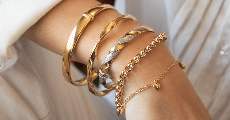กำไลข้อมือหรูดีไซน์พิเศษหลายเส้นสวมบนข้อมือเดียวกัน