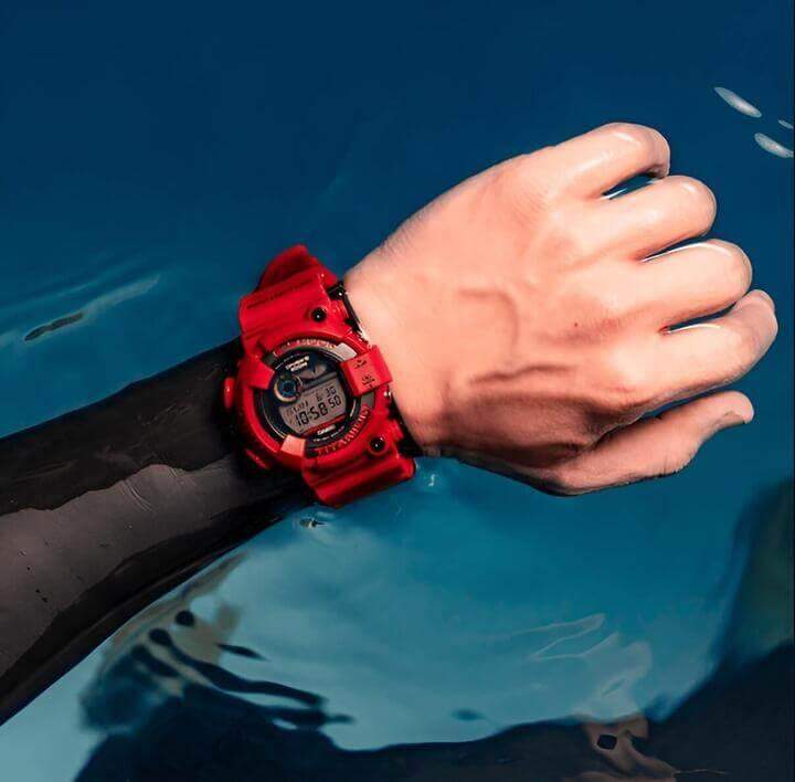 การวัดอุณหภูมิของน้ำด้วยนาฬิกาดำน้ำ Frogman รุ่นทนทาน เหมาะสำหรับการดำน้ำในสภาพแวดล้อมที่ท้าทาย
