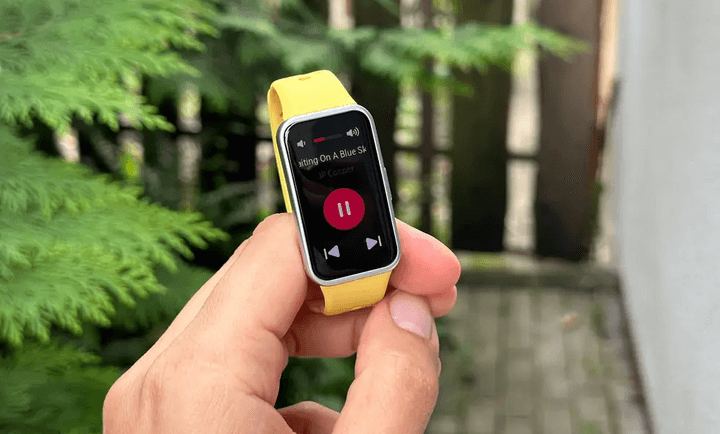 ฟีเจอร์เครื่องเล่นเพลงควบคุมการเล่นเพลงได้สะดวกจากข้อมือ