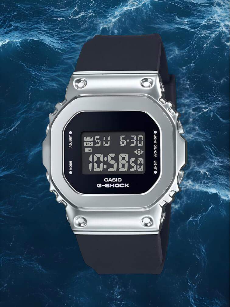 นาฬิกา G-Shock สีดำทั้งหมดที่มาพร้อมกรอบสีเงิน ให้ลุคที่โดดเด่นและมีสไตล์ พร้อมความทนทานและประสิทธิภาพสูง