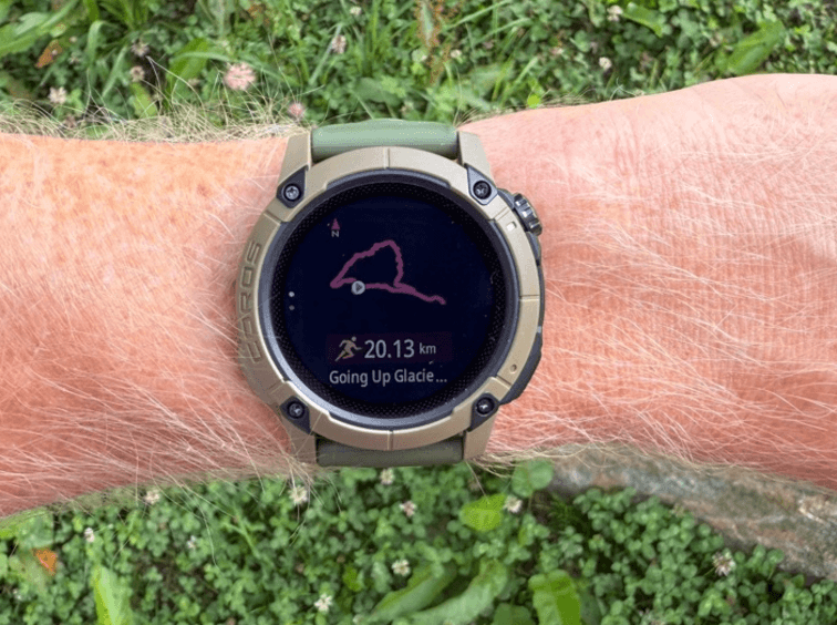 ฟีเจอร์การนำทางแสดงเส้นทาง จุดสำคัญ และระบบย้อนกลับ เพิ่มความแม่นยำในการเดินป่าและกิจกรรมกลางแจ้ง