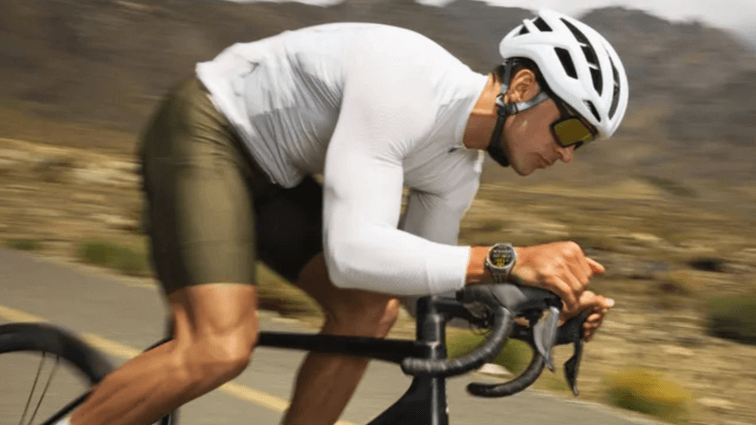 ผู้ชายขี่จักรยานสวม Watch GT 6 แสดงการติดตามฟิตเนสและการวัดอัตราการเต้นหัวใจขณะออกกำลังกาย
