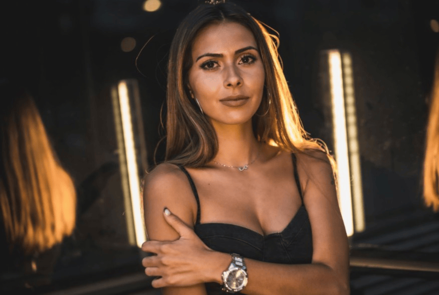 ควรเลือกนาฬิกาแบบไหนให้เข้ากับชุดเดรสสีดำสั้น?