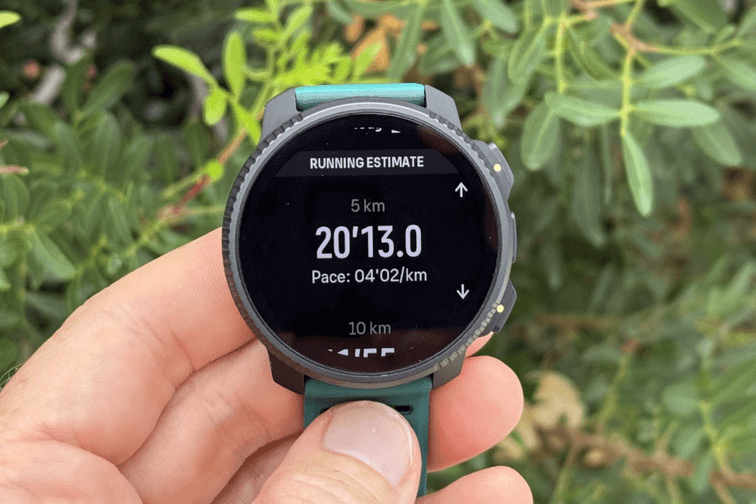 Vertical 2 แสดงฟีเจอร์ประมาณการการวิ่ง พร้อมข้อมูลความเร็ว ระยะทาง และสมรรถนะสำหรับนักวิ่งเทรลและนักกีฬา