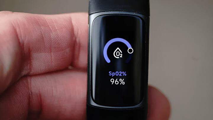 Charge 5 แสดงค่าออกซิเจนในเลือด (SpO2) ช่วยให้คุณตรวจสอบระดับออกซิเจนในเลือดอย่างง่ายดาย